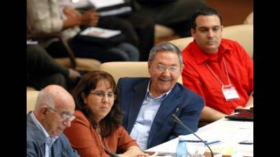 Preside Raúl Castro la sesión plenaria del IX Congreso de la UJC