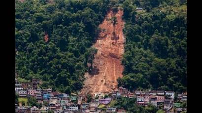 Crean caos fuertes lluvias en Río de Janeiro 