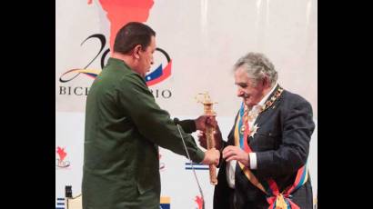 Chávez entrega a Mujica la Orden de la Espada del Libertador
