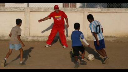 Los niños de Amazonas aprenden a jugar fútbol