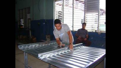Jóvenes a los talleres de ensamblado con aluminio