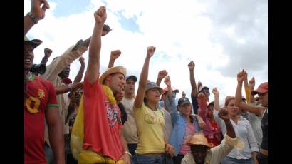 Estudiantes de la Universidad de La Habana y combatientes de las Fuerzas Armadas Revolucionarias