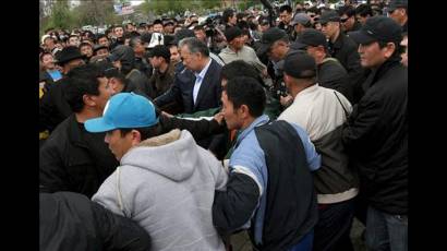 El presidente depuesto de Kirguizistán abandona el país