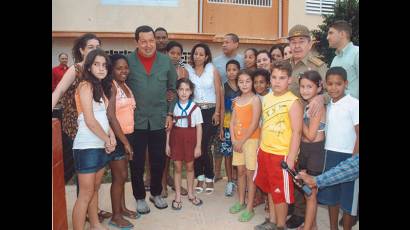 Chávez visita comunidad cubana