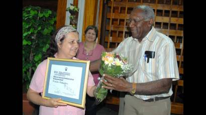 Salvador Valdés Mesa entrega el premio al semanario Trabajadores 