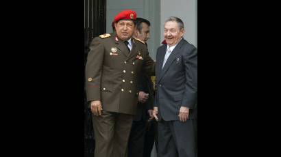 Raúl y Chávez en desfile cívico-militar por Bicentenario de la Independencia