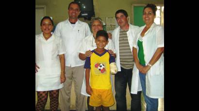 Médicos camagüeyanos junto a Osdelvis Pérez