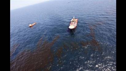 Intentan contener marea negra en Louisiana