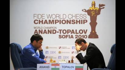 Gran Maestro indio Vishwanathan Anand en partida con Veselin Topalov