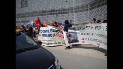 Protesta ante el Europarlamento en favor de Cuba