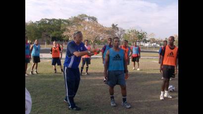 Entrenan árbitros del Campeonato Nacional del fútbol cubano