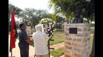 Homenaje a líder angolano