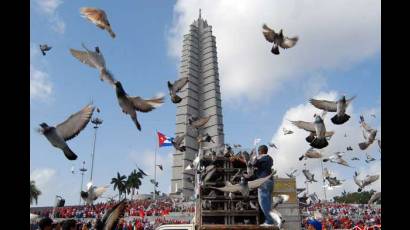 El vuelo de las palomas adornó el Primero de Mayo