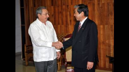 Raúl Castro Ruz y Hirotaka Akamatsu