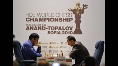 Anand y Topalov en la novena partida del match por la corona mundial de ajedrez