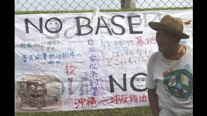 Carteles en las afueras de una base en Okinawa
