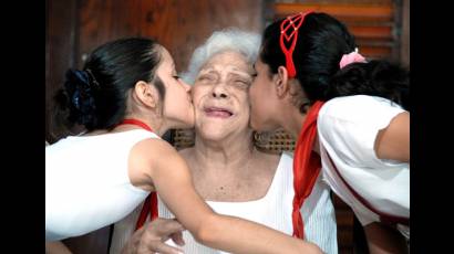 Pioneros festejan el Día de las Madres con Melba Hernández