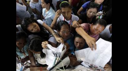 Filipinos votan en medio de violencia