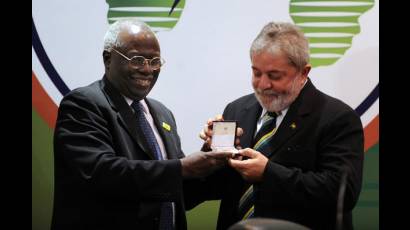 Condecoran a Lula
