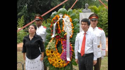 Vo Van Thuong homenajeó a Ho Chi Minh junto a Kenia Serrano, presidenta del ICAP