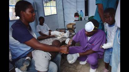 Trabajadores cubanos de la salud permanecen en Haití