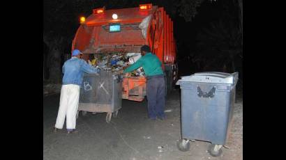 Recogida nocturna de basura en Ciudad de la Habana