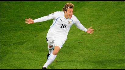 Diego Forlán anota