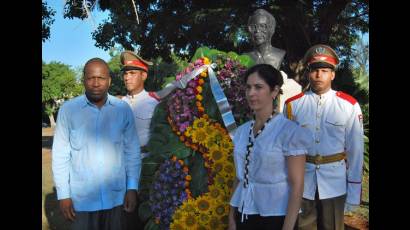 Phatse Justice Piitso, embajador sudafricano,  y Leira Sánchez, miembro del Buró Nacional de la UJC