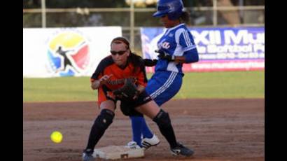 Cuba contra Holanda en softbol femenino