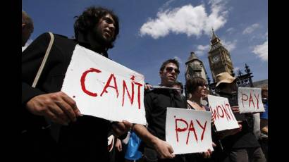 Británicos protestan por reducción del presupuesto público 