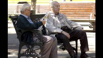 Ancianos británicos rechazan aumento en edad de jubilación