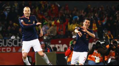 David Villa y Andrés Iniesta celebran el segundo gol del partido 