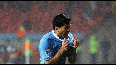 Suárez cantó bajo la lluvia