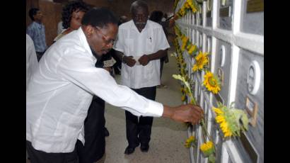 Ministro de Namibia honra a combatientes cubanos