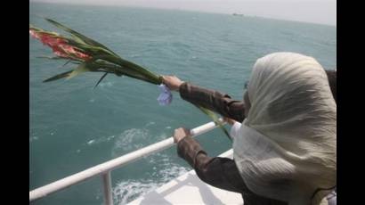 Niña iraní lanza flores al Golfo Pérsico