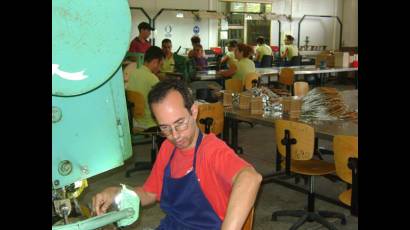 Rehabilitación y mantenimiento de redes eléctricas en Villa Clara