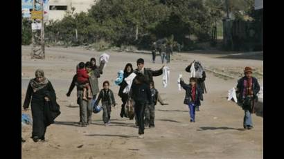 Palestinos transitan por calles de Gaza