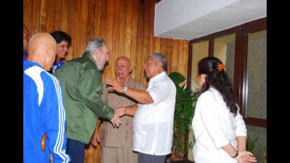 Fidel saluda a los combatientes artemiseños