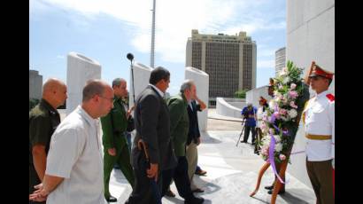 Fidel rinde tributo a José Martí