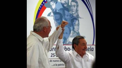 Rafael Ramírez y Raúl Castro en Cumbre Presidencial