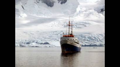 Petrolero Ruso a través del Océano Ártico.