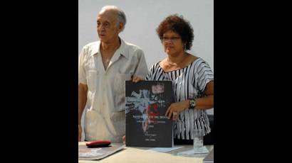 César López y pintora Julia Valdés en Santiago