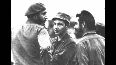 Raúl y el Che acuden al encuentro de Fidel