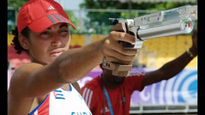 Leydi tiró por primera vez con pistola láser