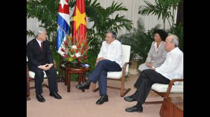 Recibe Raúl al Presidente del Parlamento de Vietnam