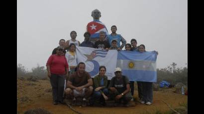 Jóvenes cubanos junto a los argentinos que escalaron el Aconcagua