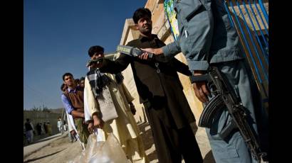 Abstención y violencia marcaron jornada electoral afgana