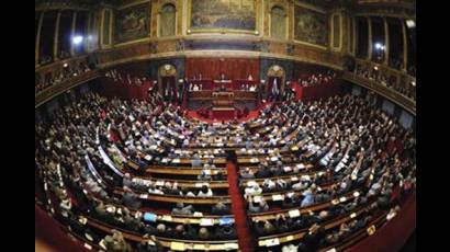 Parlamento francés discute retiro de nacionalidad a extranjeros