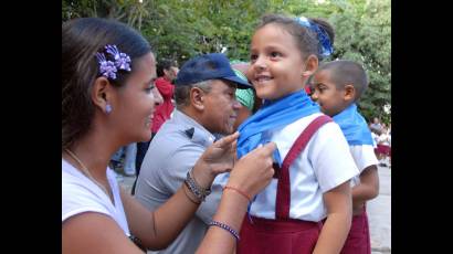 Reciben pañoletas pioneros cubanos
