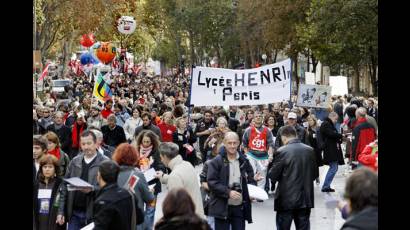 Nueva jornada de huelgas y masivas protestas en Francia